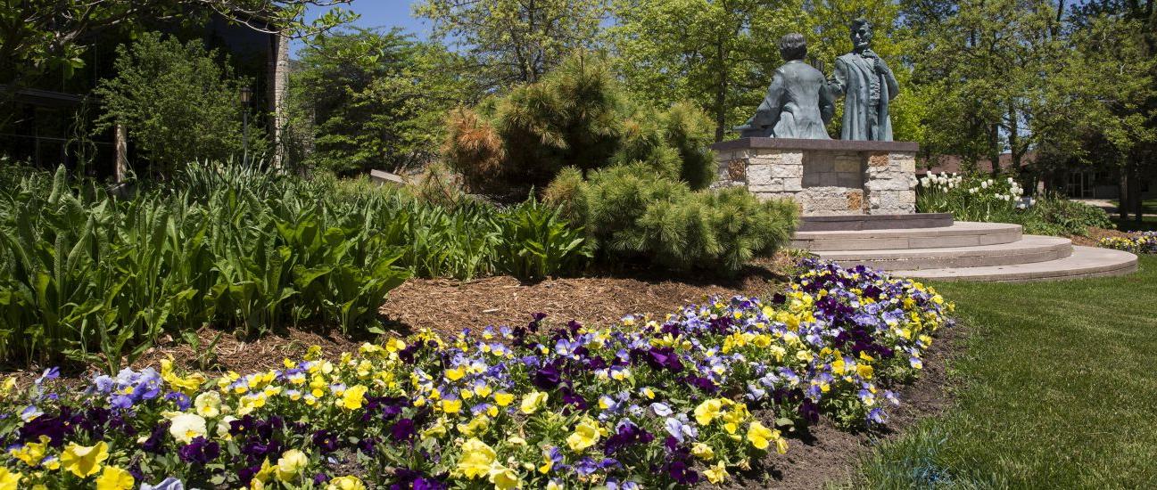 的 Lincoln-Hayes statue with flowers in the spring.